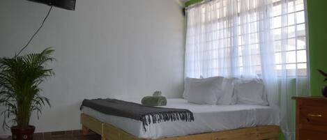 Tabla de planchar con plancha, wifi y ropa de cama