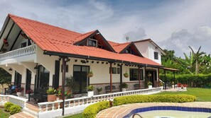 Exterior - Luxury 6-bedroom House Ulloa - Pool, Yard, Social Area (Ulloa)