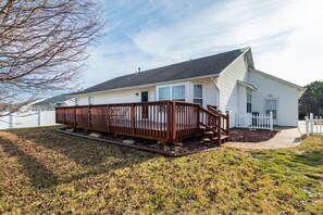 Exterior - Spacious 5-bedroom house in serene O'Fallon with AC (O'Fallon)