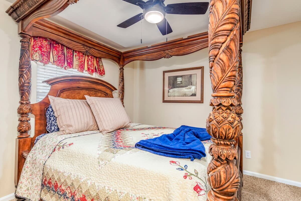 5 bedrooms, iron/ironing board, WiFi, bed sheets