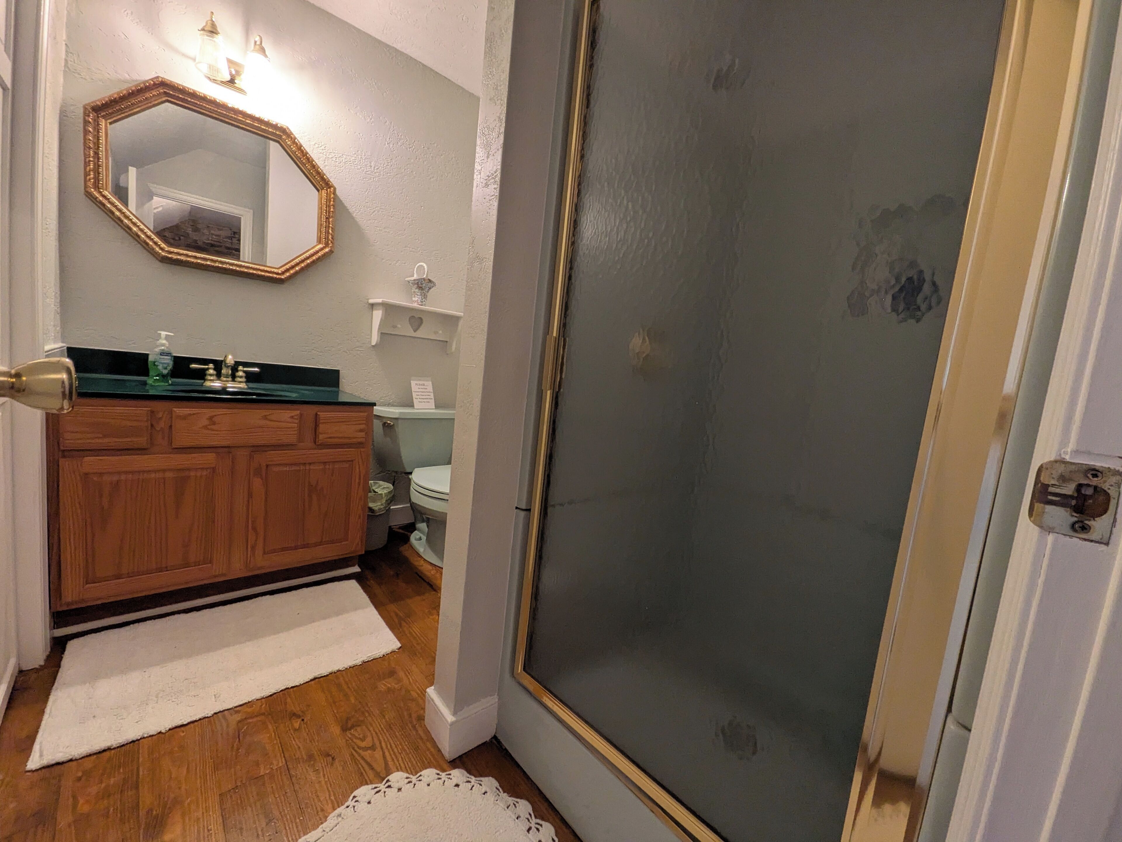 Ducha, bañera de hidromasaje, toallas y jabón