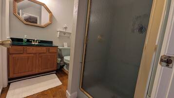 Ducha, bañera de hidromasaje, toallas y jabón