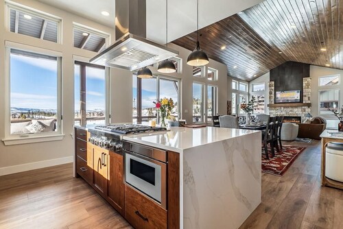 Luxury Mountain Home • Views + Hot Tub