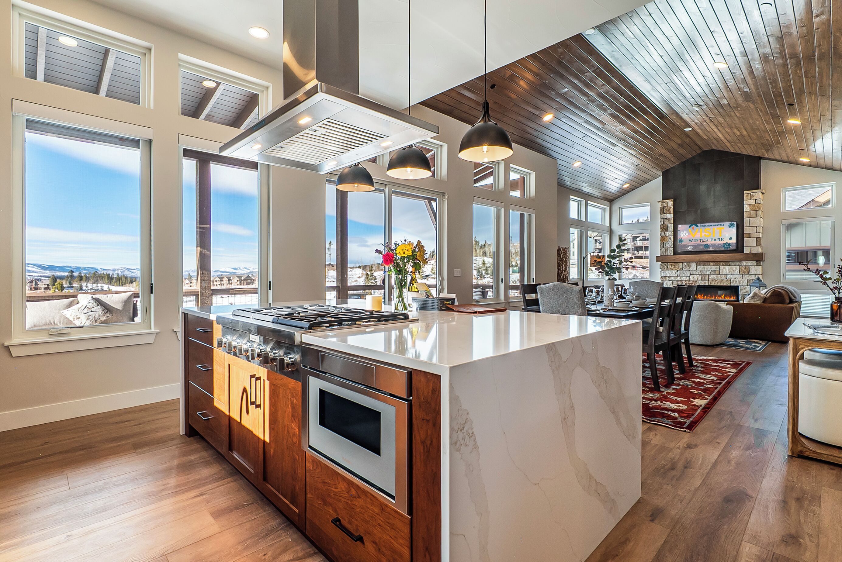 冷蔵庫、電子レンジ、オーブン、コンロ