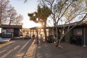 Terrace/patio - Serene Desert Home with Hot Tub (Joshua Tree)