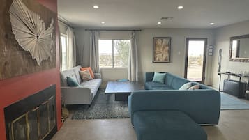 Een televisie en een open haard