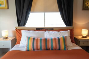 Tabla de planchar con plancha, wifi, ropa de cama