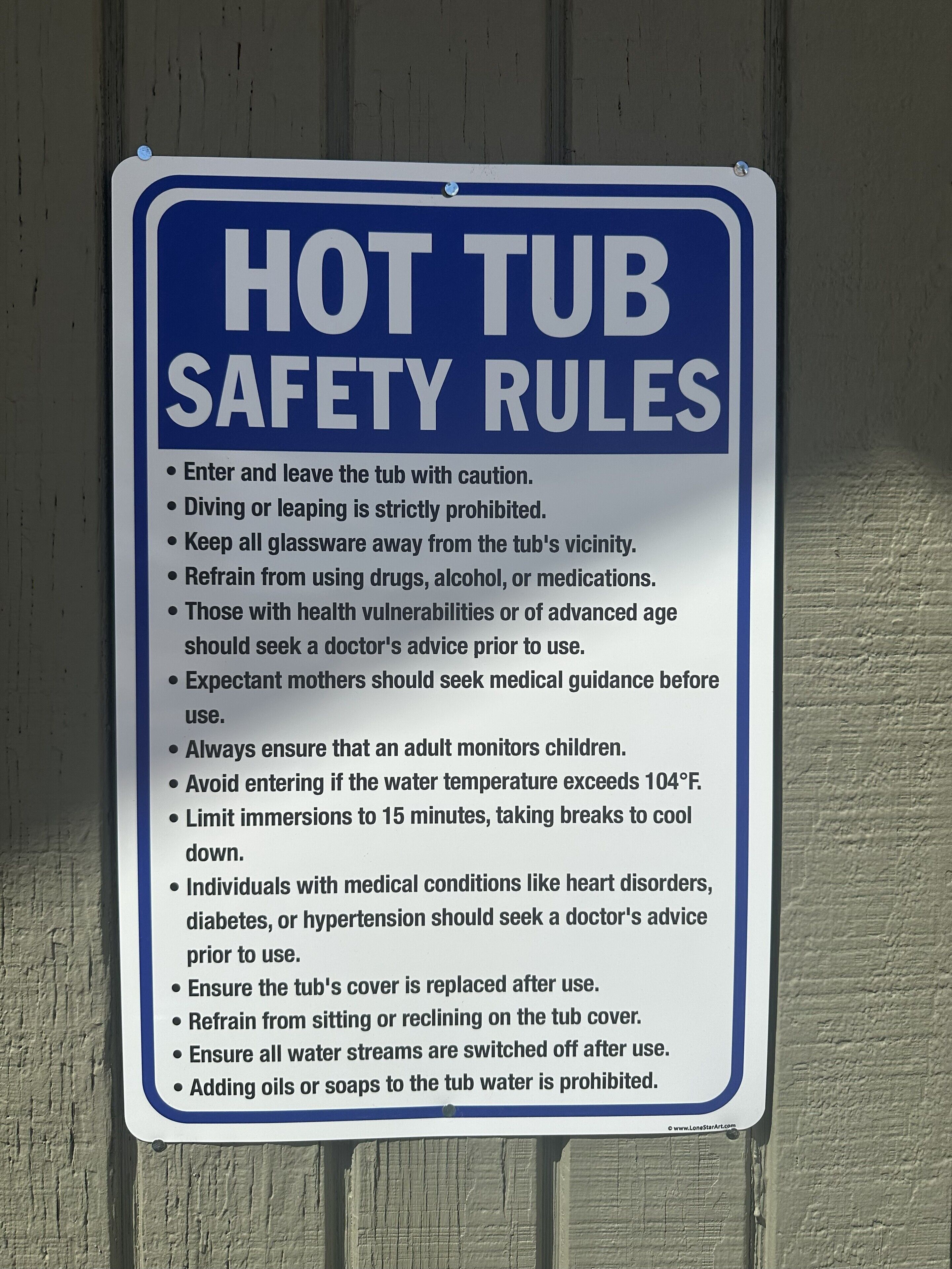 Un panneau indiquant les règles de sécurité à respecter lors de l’utilisation d’un bain à remous.