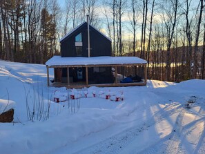 Exterior - Discover Falcon Ridge's Charming Post and Beam Lake Retreat | Laurentians (Notre-Dame-du-Laus)