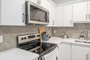 冷蔵庫、電子レンジ、オーブン、コンロ