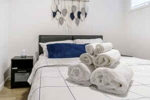 アイロン / アイロン台、WiFi (無料)、ベッドシーツ