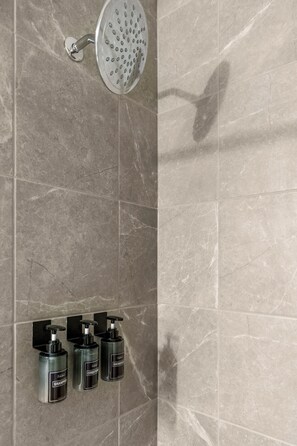Haartrockner, Handtücher, Seife, Toilettenpapier