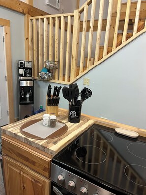 Kylskåp, mikrovågsugn, ugn och spishäll