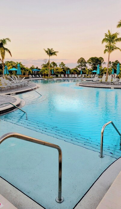 Luxury 2BR+Den Condo • Resort Style Vacation • Tiki bar • Sleeps 6-7