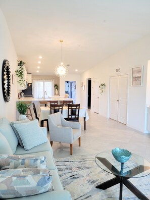 Smart TV, books, printers - Luxury 2BR+Den Condo • Resort Style Vacation • Tiki bar • Sleeps 6 (Venice)