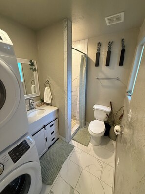 Shower, hair dryer - LAVA HOT SPRINGS TINY HOUSE @ PORTNEUF BEND (Lava Hot Springs)