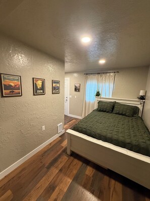 1 bedroom, bed sheets - LAVA HOT SPRINGS TINY HOUSE @ PORTNEUF BEND (Lava Hot Springs)