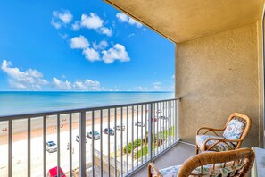 Property grounds - Cozy Oceanfront Studio w/ Balcony & Beach Access – Perfect for Couples (Daytona Beach Shores)