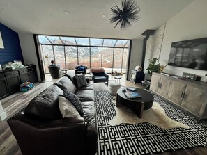Smart-TV, peis og bøker