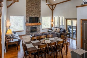 Una televisión, una chimenea