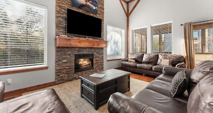 2 Pools - Game/Theater Room - Private Hot Tub NO PET FEE Book NOW