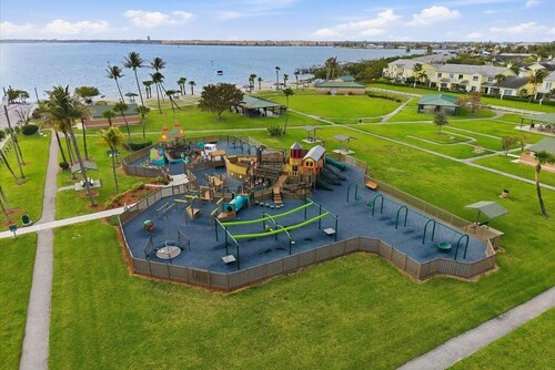 Welcome to Sunshine Daydream! -- Your Island Beach Escape on Hutchinson Island!