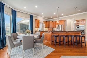 Dining - Mulligan Manor, Scenic Golf Views & Fun Amenities! (Omaha)