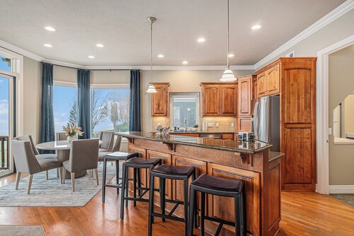 Mulligan Manor, Scenic Golf Views & Fun Amenities!