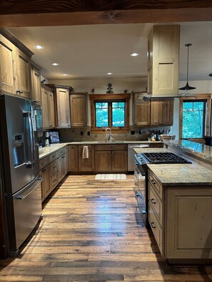 Geladeira, micro-ondas, fogão, cooktop