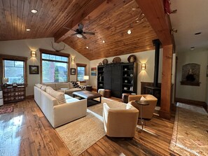 Smart TV, lareira, livros