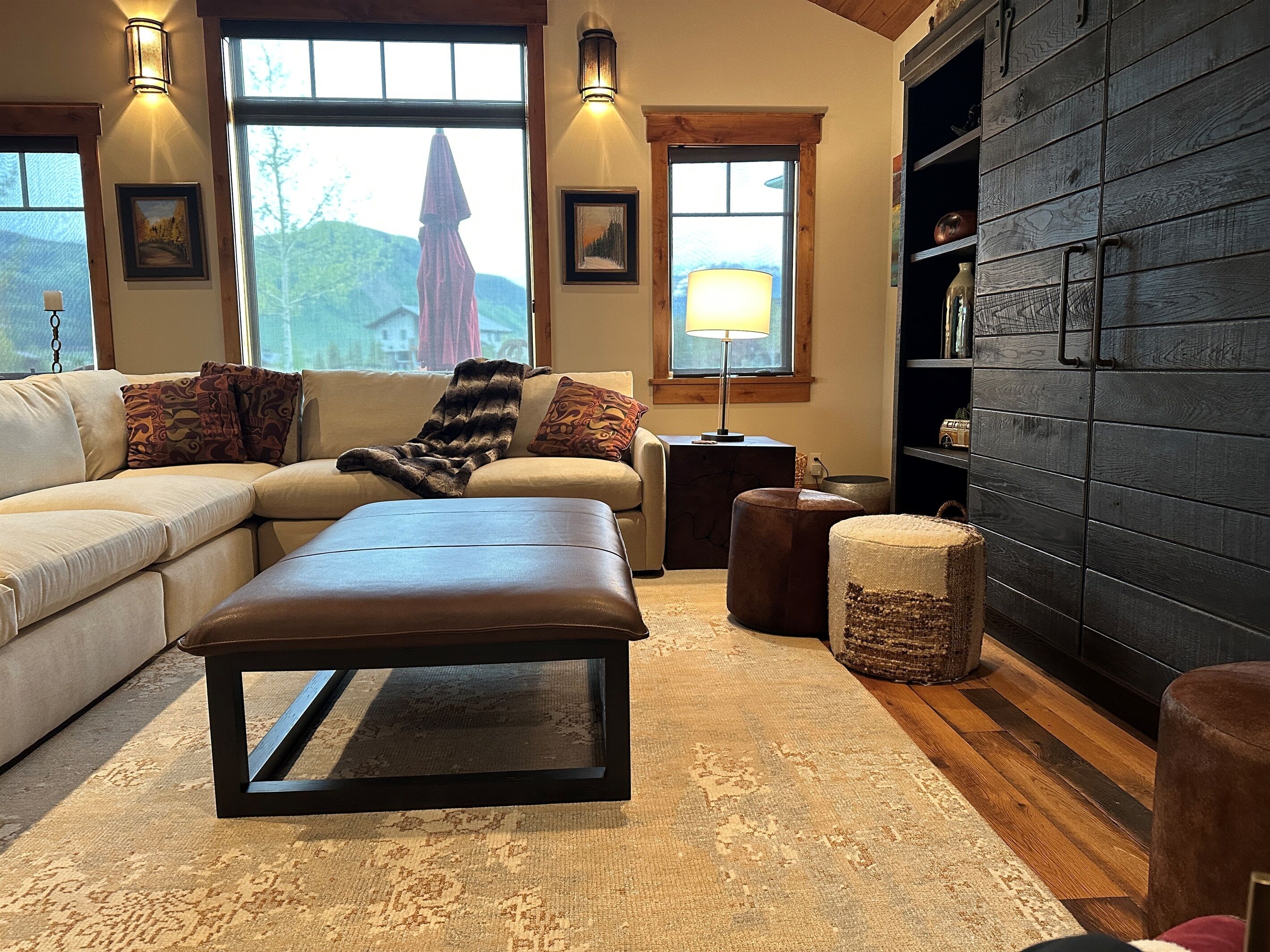 Smart-TV, Kamin, Bücher