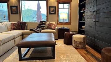 Smart-TV, Kamin, Bücher