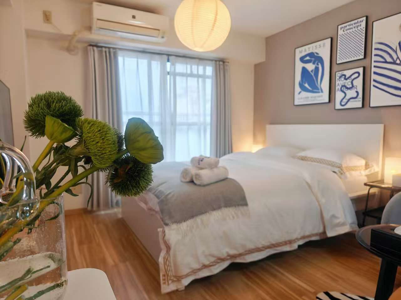 Strygejern/strygebræt, internetforbindelse, sengetøj