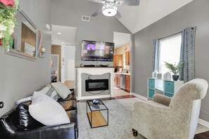 TV, fireplace - Cozy 2-bedroom house in lively Memphis- Ride the Main St Trolley (Memphis)