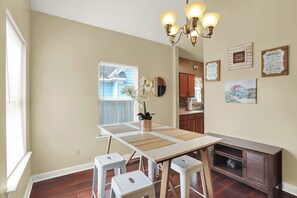 Dining - Cozy 2-bedroom house in lively Memphis- Ride the Main St Trolley (Memphis)