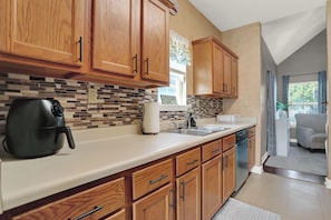 Interior - Cozy 2-bedroom house in lively Memphis- Ride the Main St Trolley (Memphis)
