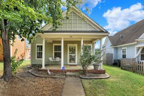 Exterior - Cozy 2-bedroom house in lively Memphis- Ride the Main St Trolley (Memphis)
