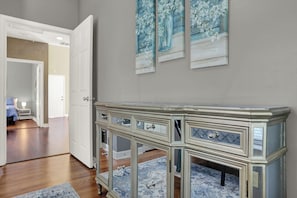 Planxa i posts de planxar, wifi i roba de llit