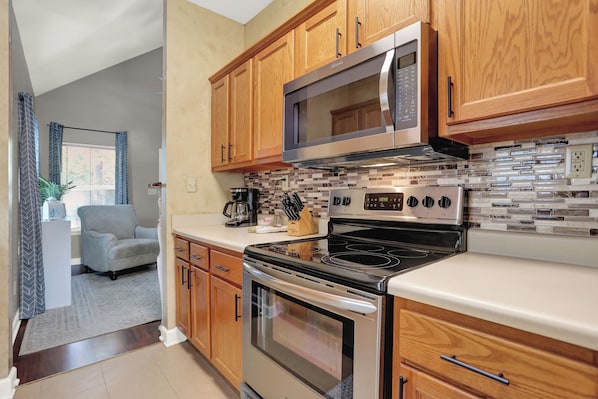 Microwave, oven, stovetop, dishwasher - Cozy 2-bedroom house in lively Memphis- Ride the Main St Trolley (Memphis)