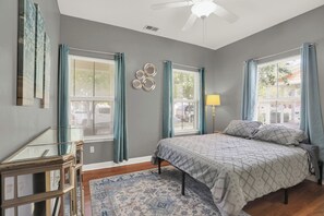 Iron/ironing board, WiFi, bed sheets - Cozy 2-bedroom house in lively Memphis- Ride the Main St Trolley (Memphis)