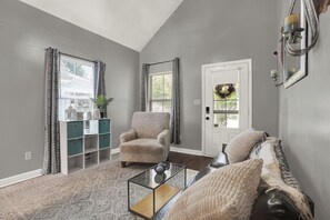 TV, fireplace - Cozy 2-bedroom house in lively Memphis- Ride the Main St Trolley (Memphis)