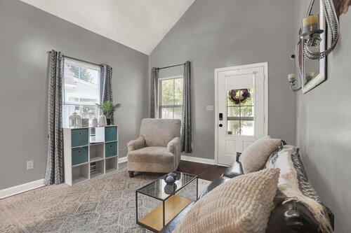 Cozy 2-bedroom house in lively Memphis- Ride the Main St Trolley