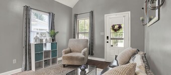 Cozy 2-bedroom house in lively Memphis- Ride the Main St Trolley