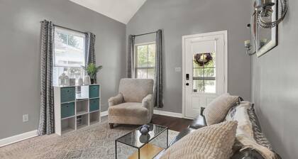 Cozy 2-bedroom house in lively Memphis- Ride the Main St Trolley
