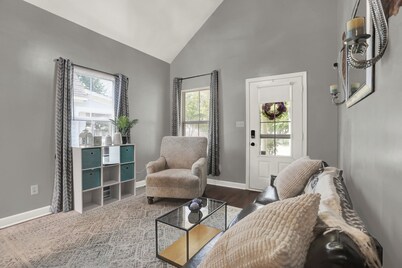 Cozy 2-bedroom house in lively Memphis- Ride the Main St Trolley