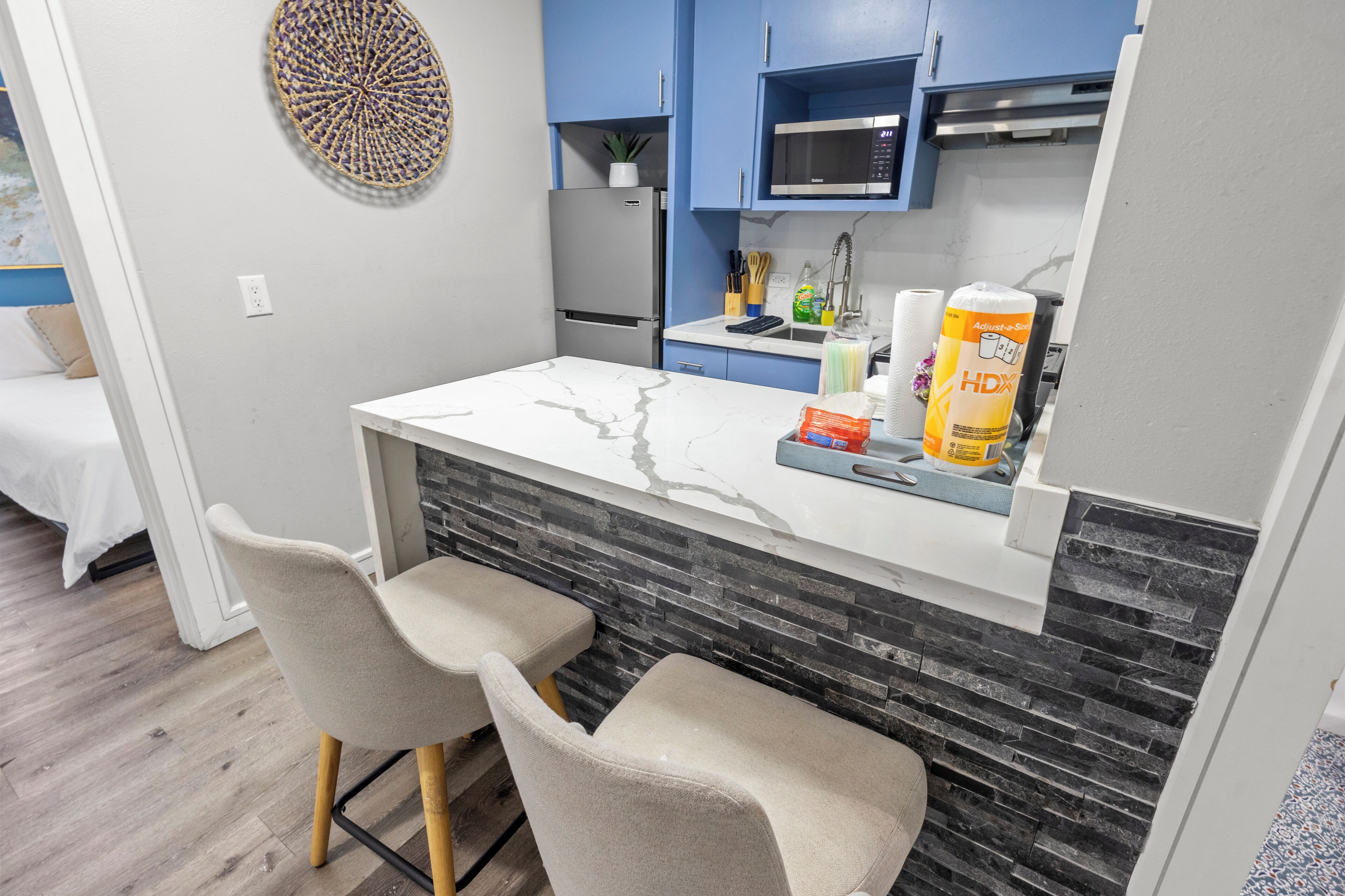 Réfrigérateur, micro-ondes, four, plaque de cuisson