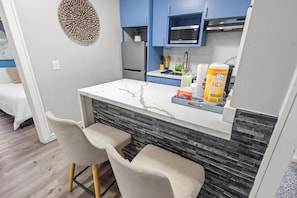 Réfrigérateur, micro-ondes, four, plaque de cuisson