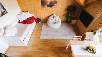 Schreibtisch, Bügeleisen/Bügelbrett, Reisekinderbett, WLAN