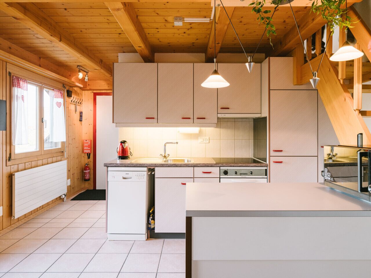 Mikrowelle, Ofen, Geschirrspüler, Wasserkocher mit Kaffee-/Teezubehör