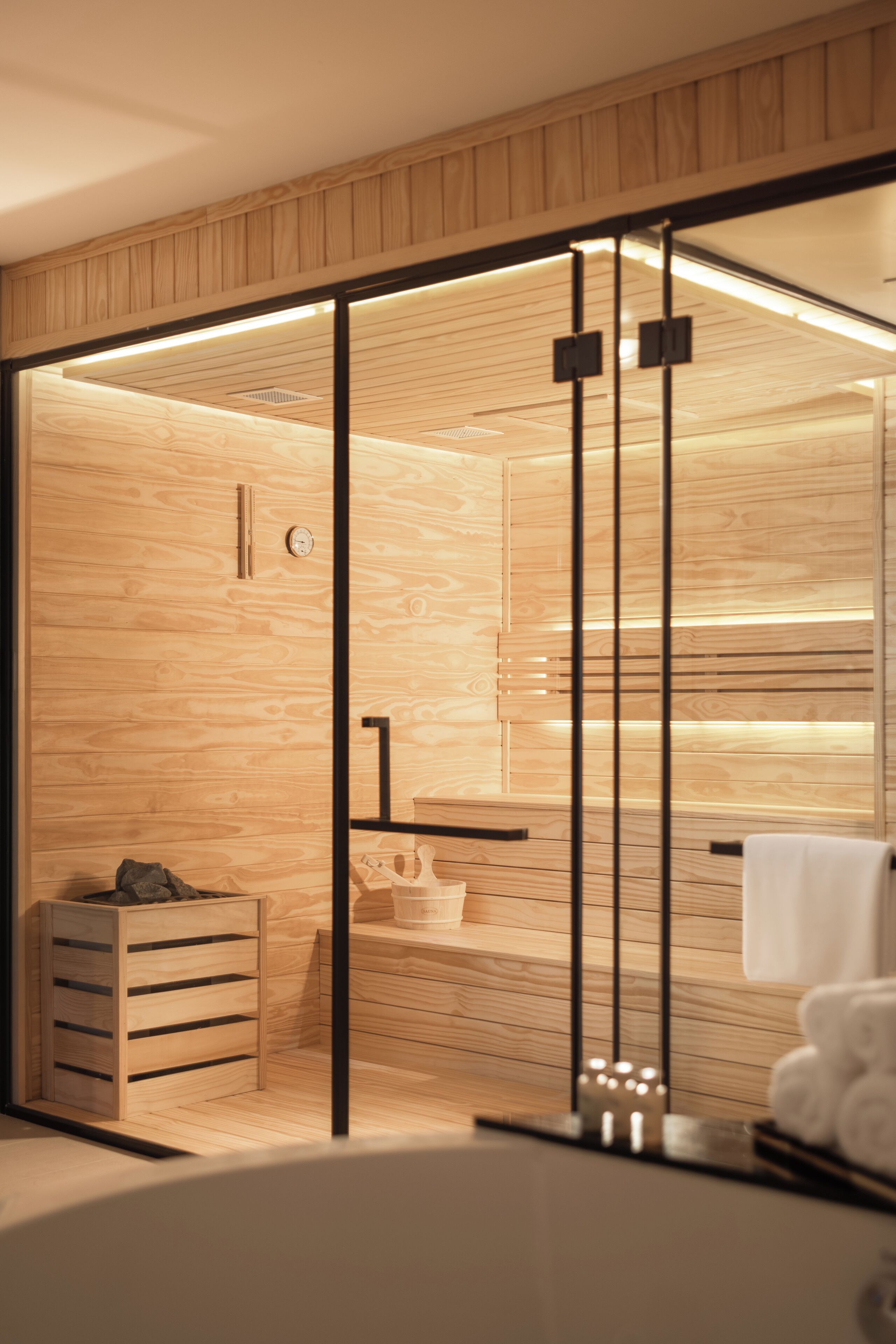 Presidential-studiosuite | Badeværelse | Separat badekar og bruser, gratis toiletartikler, hårtørrer, hjemmesko